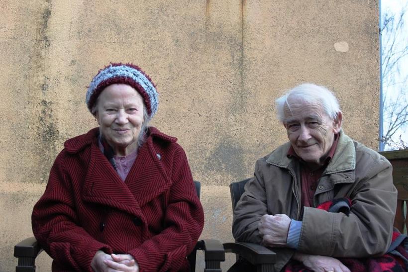 Pfarrer i.R. Wilfried Baier mit seiner Ehefrau Regine auf der heimischen Sonnenterrasse Ostern 2012 (Foto: Wolfgang Baier) 