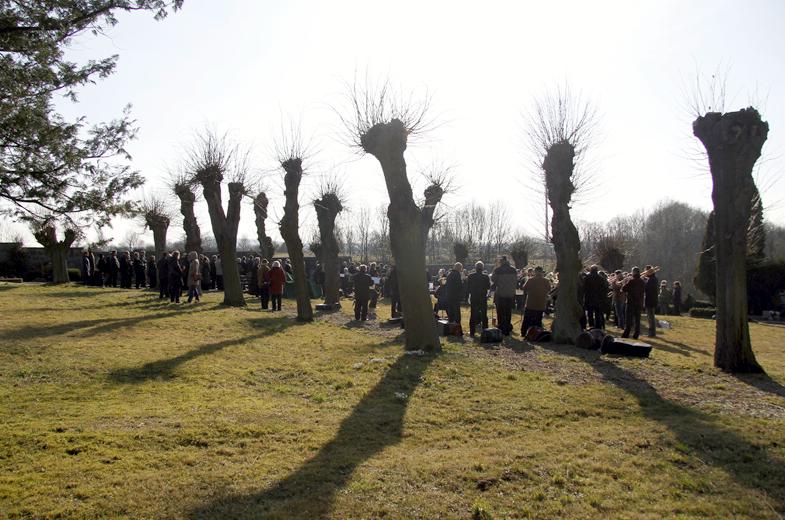 Fast 100 Bläser auf dem Friedhof in Markersdorf